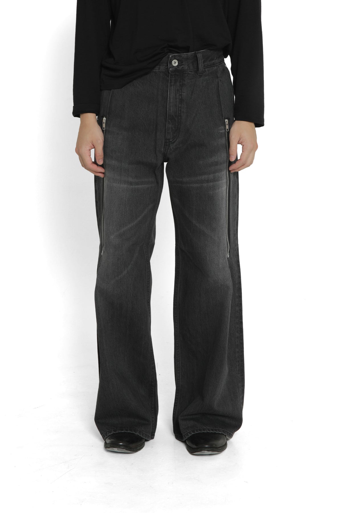 SCHEDAR / MEDIUM WEIGHT ZIPPED DENIM TROUSERS in BLACK / HIBIKI 