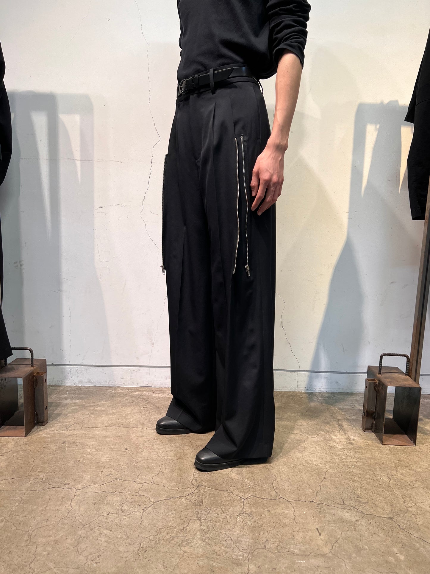 SCHEDAR / ZIPPED WOOL TROUSERS in BLACK