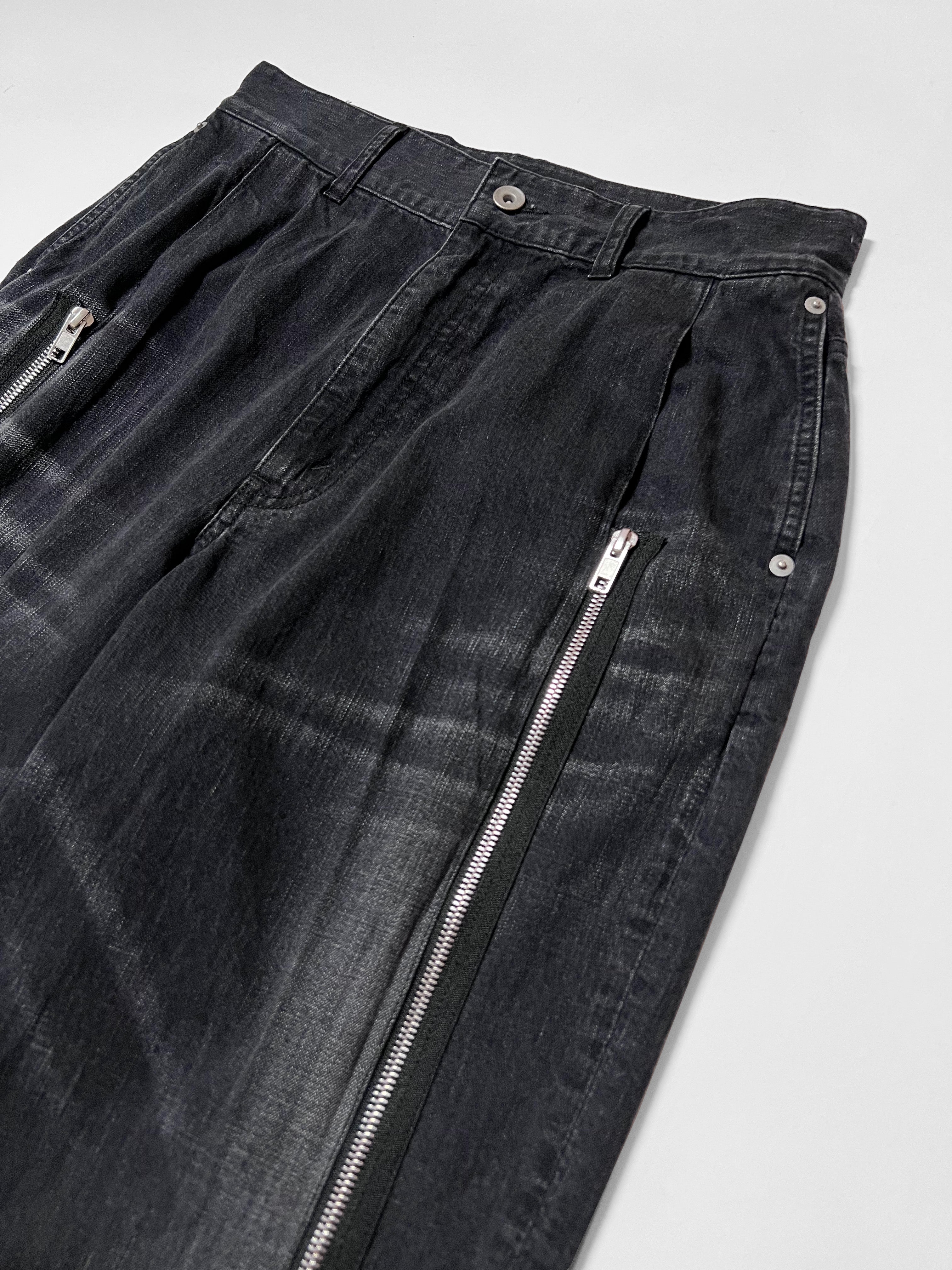 SCHEDAR ZIPPED DENIM TROUSERS in BLACK / Hibiki Nakaminami