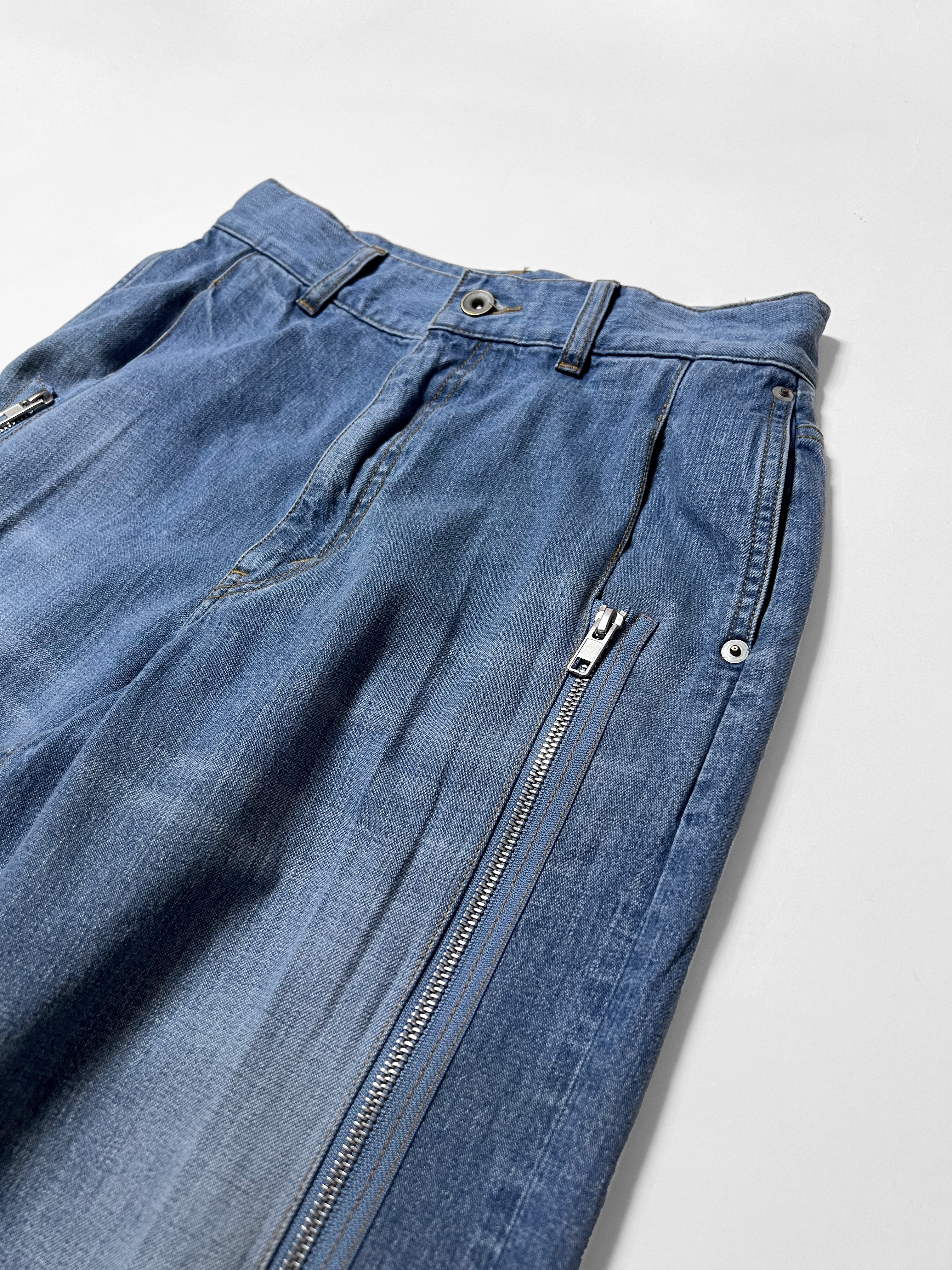 SCHEDAR ZIPPED DENIM TROUSERS in INDIGO / Hibiki Nakaminami