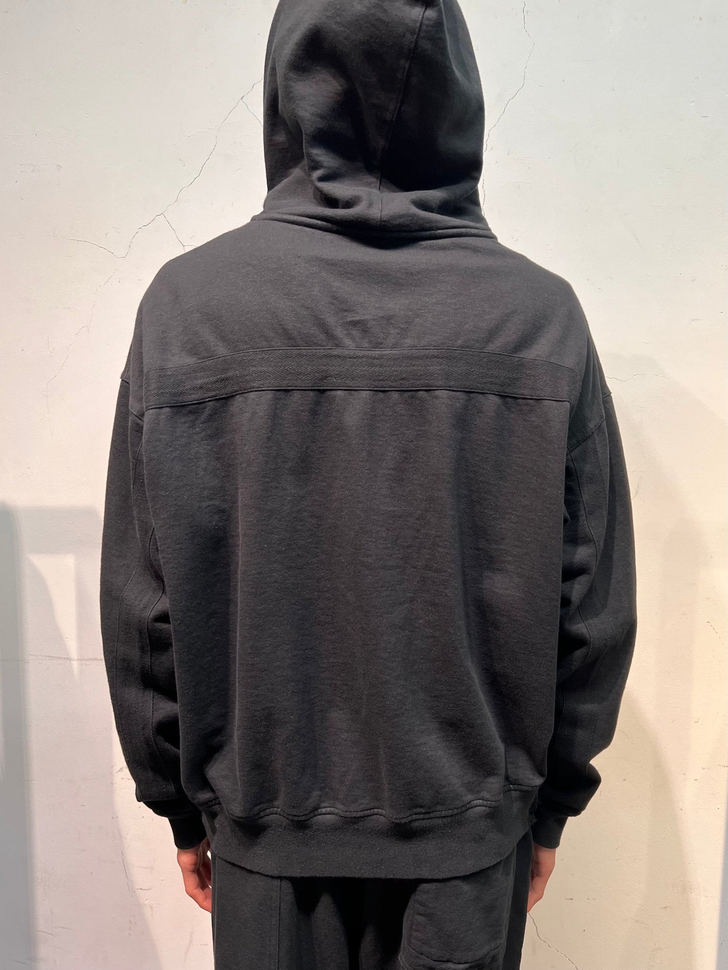 GARMENT DYED LOUNGE HOODIE in BLACK