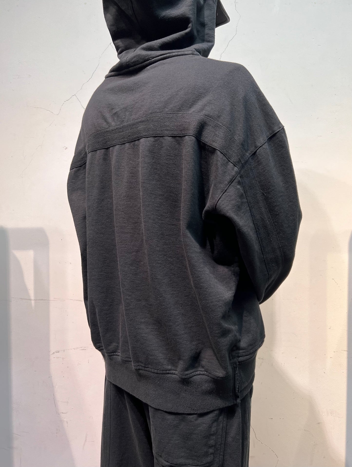 GARMENT DYED LOUNGE HOODIE in BLACK