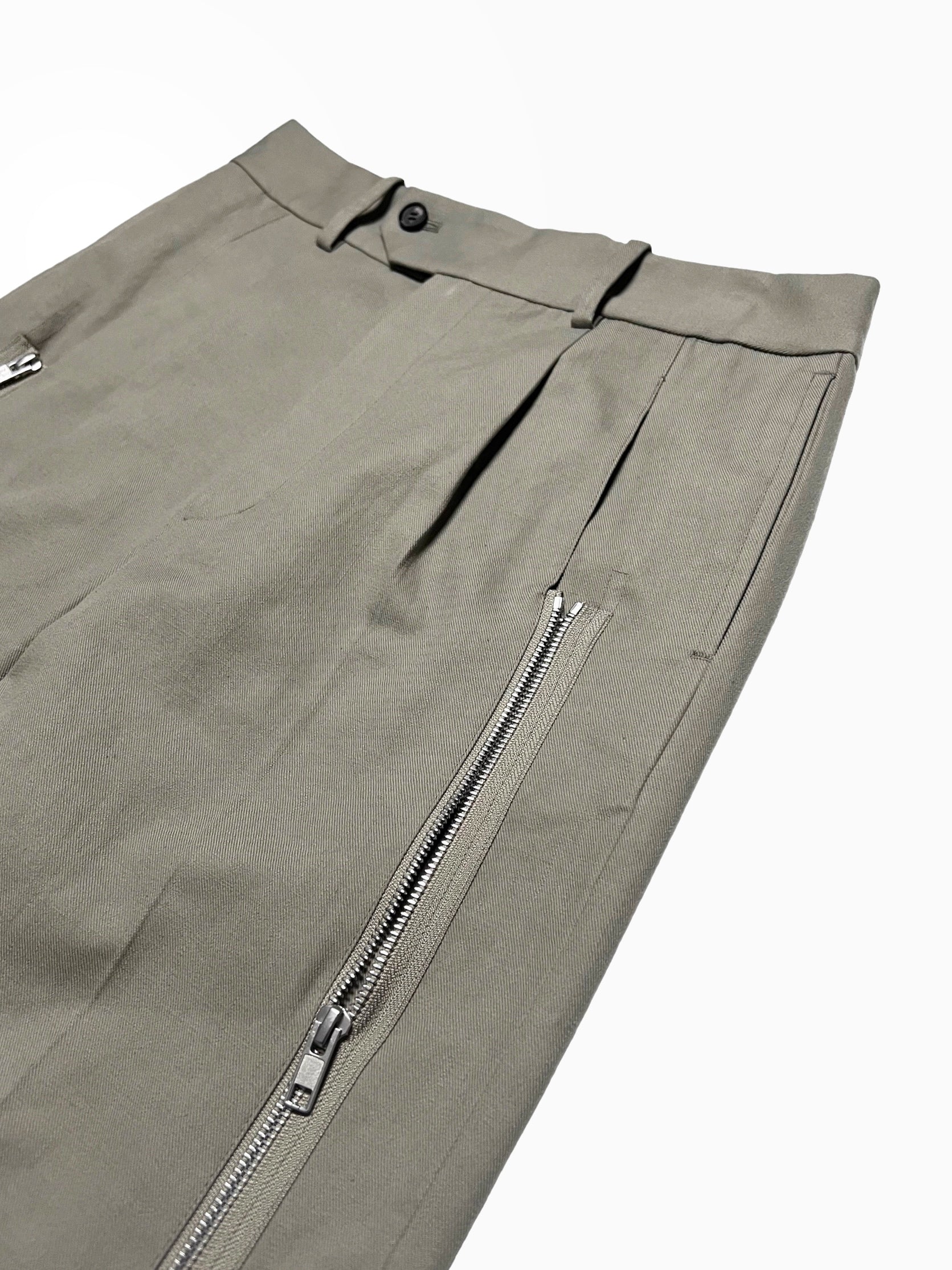 SCHEDAR ZIPPED TROUSERS in DUST / Hibiki Nakaminami • HIBIKI